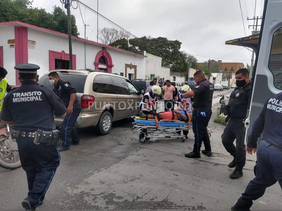 NO RESPETA EL SEÑALAMIENTO DE ALTO UN AUTOMOVIL, ORIGINA CHOQUE EN LINARES, CON UNA MOTOCICLETA.