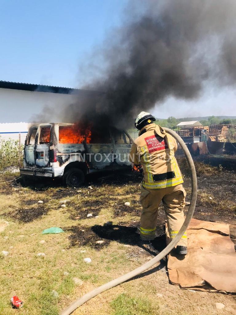 INCENDIO EN VEHICULO MOVILIZA A PROTECCION CIVIL DE MMORELOS.