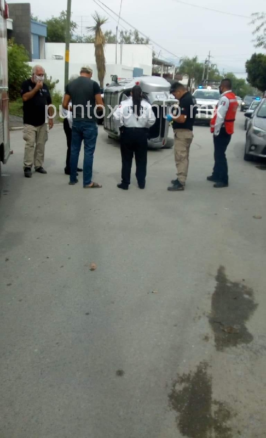 VOLCADURA EN ALLENDE EN COLONIA LOS ALAMOS, ATIENDE TRANSITO Y RESCATA PC Y CRUZ ROJA.