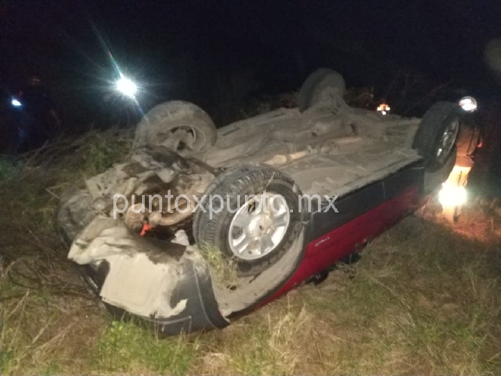 UN JOVEN Y UNA MENOR, RESULTAN HERIDOS, LUEGO DE VOLCARSE LA CAMIONETA EN QUE VIAJABAN EN UNA CARRETERA DE LINARES.