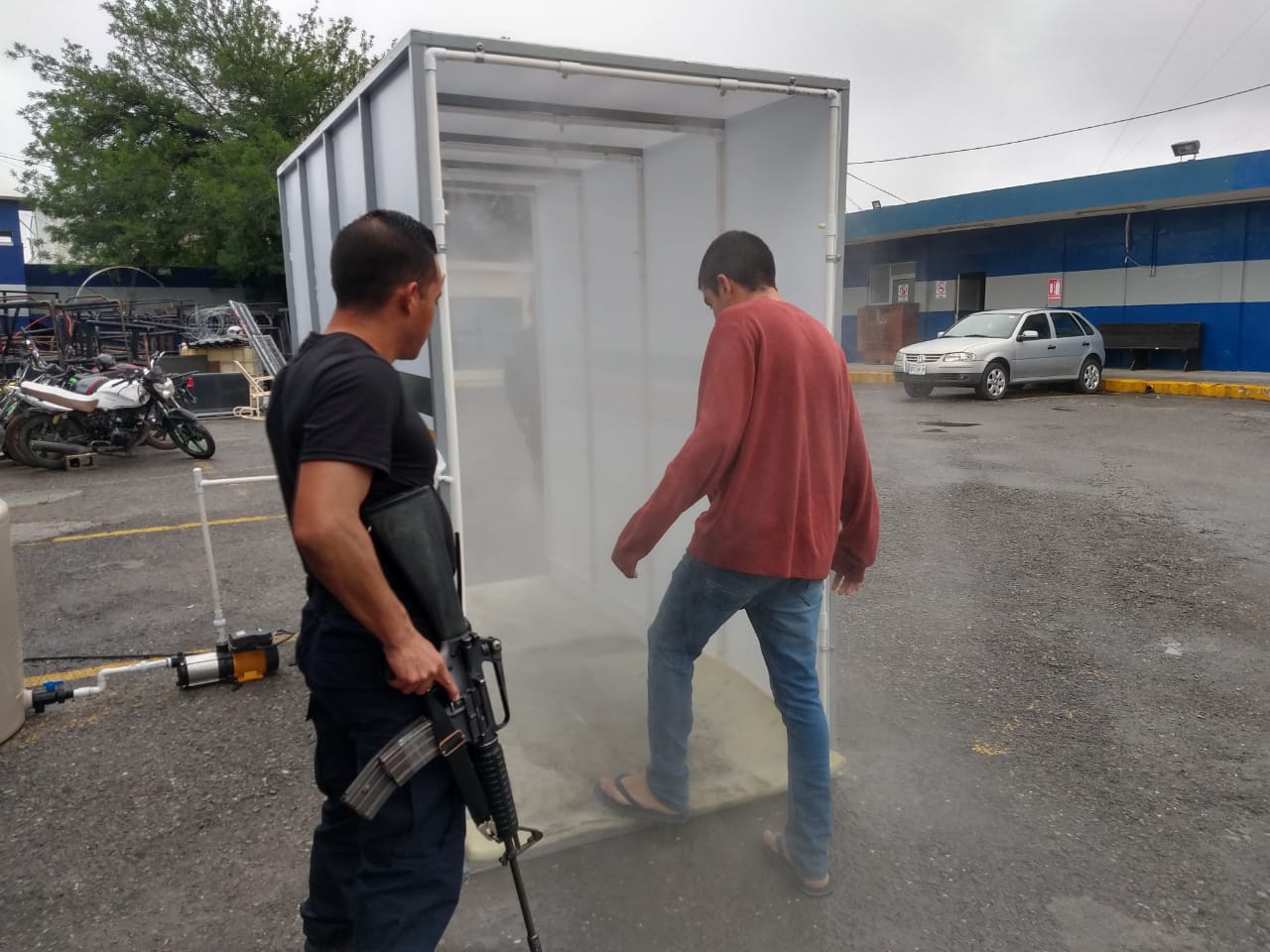 EN EL EDIFICIO DE SEGURIDAD PUBLICA DE LINARES, COLOCAN CABINA DE SANITIZACION. Y TOMAN EXTRICTAS MEDIDAS PREVENTIVAS CONTRA COVID-19.