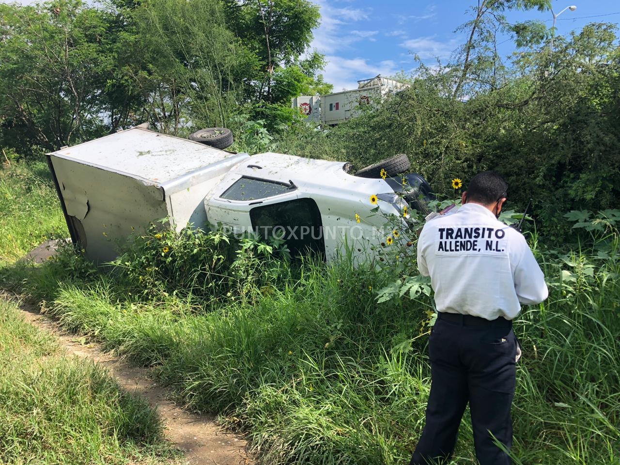 VOLCADURA EN ALLENDE, EN CARRETERA NACIONAL CHOFER RESULTA ILESO, LA CARGA REGADA.