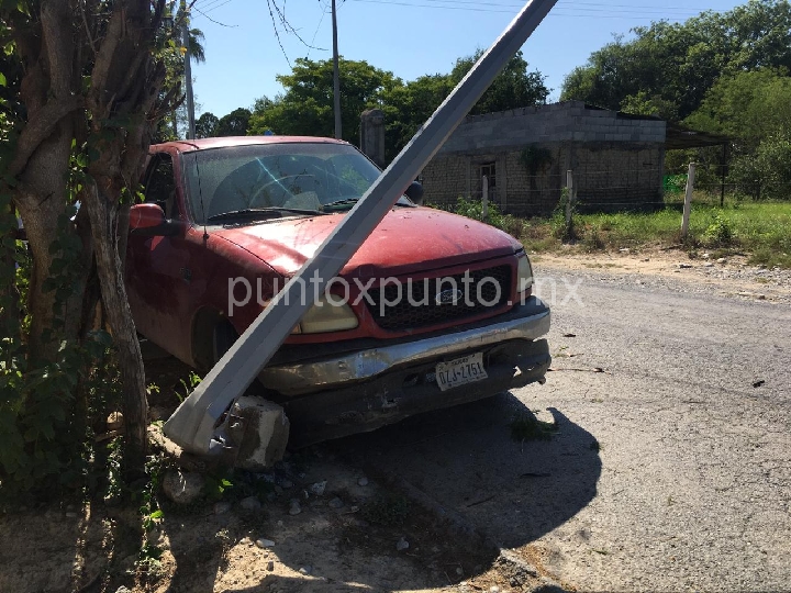 CHOCA CAMIONETA CONTRA POSTE EN GENERAL TERAN, LO DERRIBA, PROTECCION CIVIL LO AUXILIA.