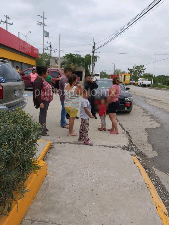 MOVILIZACION EN COLONIA DE MONTEMORELOS, NIÑO SE LE ESCAPA A SU MADRASTRA, LOGRAN ENCONTRARLO.