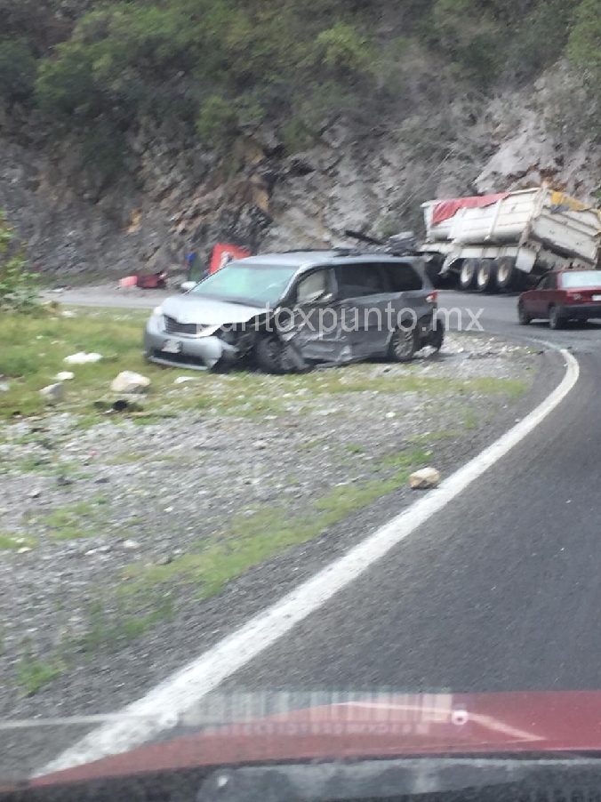 TRAILER IMPACTA CAMIONETA Y TERMINA EL VEHÍCULO PESADO VOLCADO, REPORTAN DOS LESIONADOS.