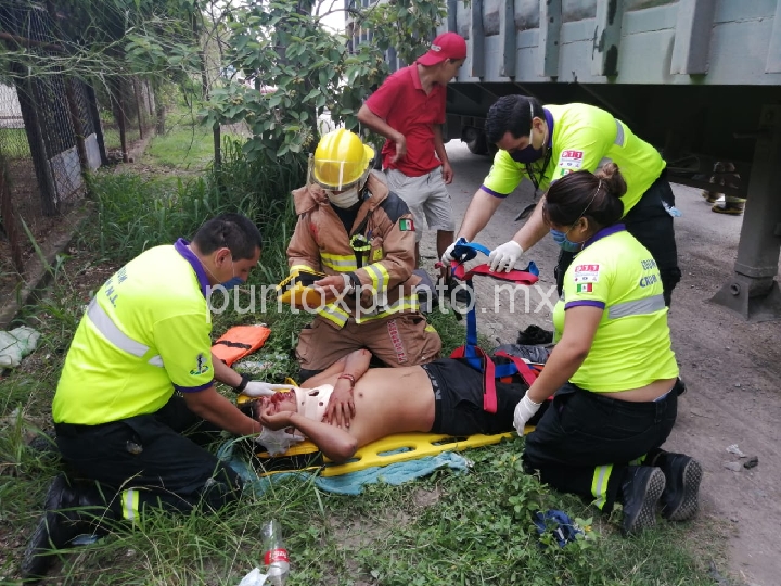 MOTOCICLISTA Y SU ACOMPAÑANTE LESIONADOS, CHOCAN CON UN TRAILER EN LINARES, LO AUXILIA BOMBEROS NUEVO LEON.