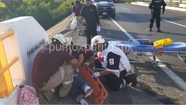 PAREJA RESULTA LESIONADA EN MMORELOS AL CAER DE LA MOTOCICLETA.