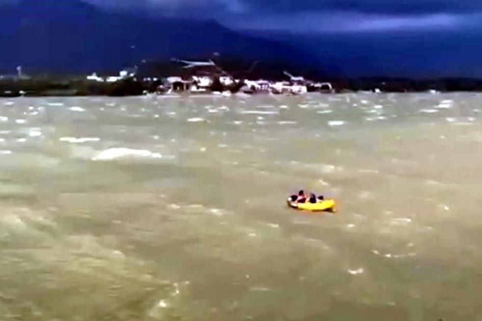 PASEABAN EN KAYAK, TORMENTA LOS SORPRENDE EN SANTIAGO, SON RESCATADOS