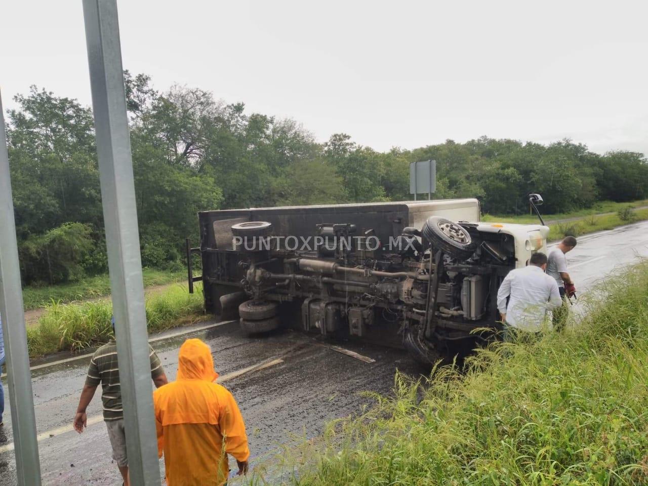 VOLCADURA DE CAMIÓN CARGADO CON PAPA EN LA LAJA DE HUALAHUISES, QUEDA ATRAVESADO EN LOS CARRILES RUMBO A MONTEMORELOS.