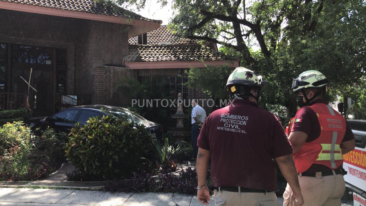 ACCIDENTE VIAL EN MONTEMORELOS, VEHICULO TERMINA EN INTERIOR DE JARDIN DE UNA VIVIENDA.