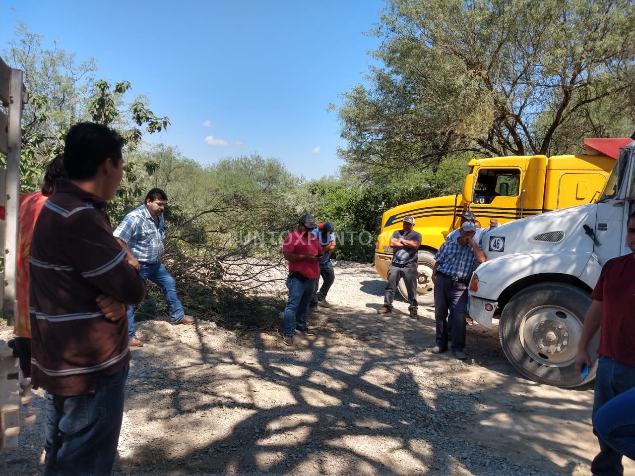 PROTESTAN DUEÑOS DE CAMIONES Y PARAN LA OBRA DEL CAMINO QUE DIRIGE A 