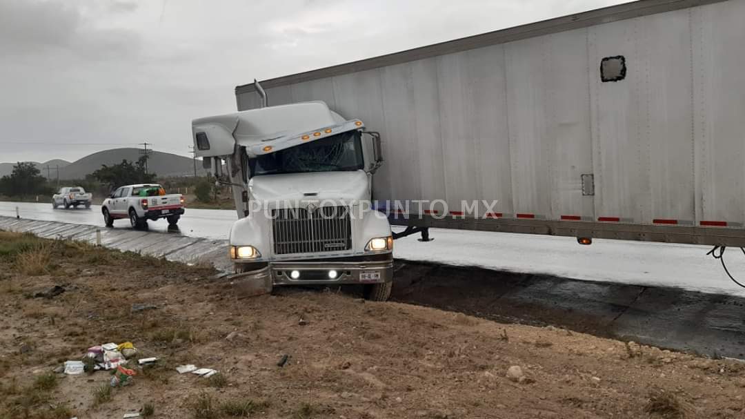 CHOFER DE TRAILER PARTICIPA EN ACCIDENTE EN GALEANA, ATIENDE PROTECCION CIVIL.