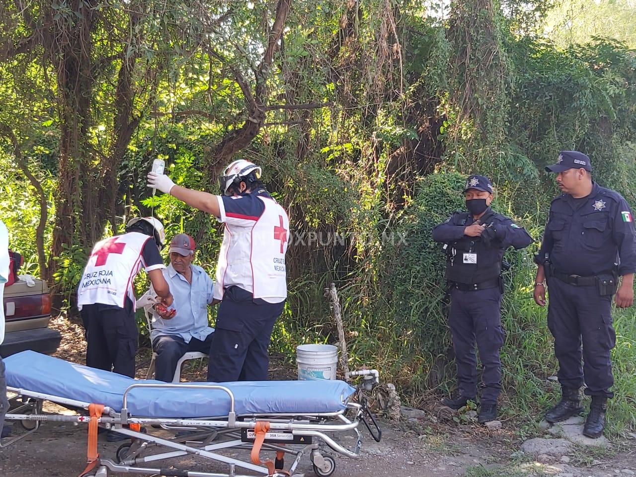 ABUELITO SUFRE LESIÓN CON UN SERUCHO, ES TRASLADADO A UN HOSPITAL.