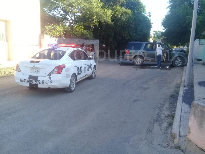 JOVEN DE LINARES VA A HUALAHUISES Y CHOCA SU VEHÍCULO CON UNA VIVIENDA.