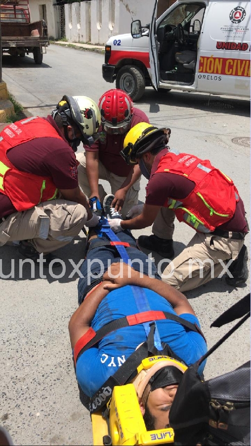 CHOQUE DE CRUCERO EN MONTEMORELOS, MOTOCICLISTA RESULTA LESIONADO.