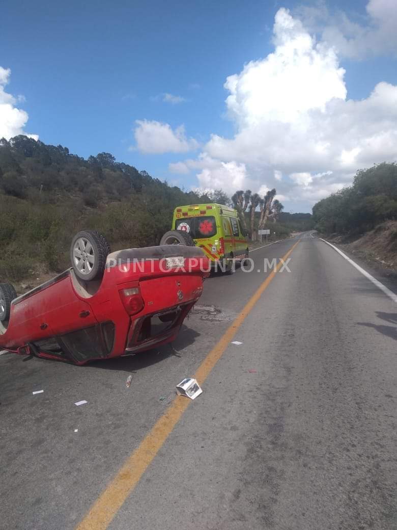 ACCIDENTE TIPO VOLCADURA EN CARRETERA GALEANA A ITURBIDE, CONDUCTOR RESULTA LESIONADO.