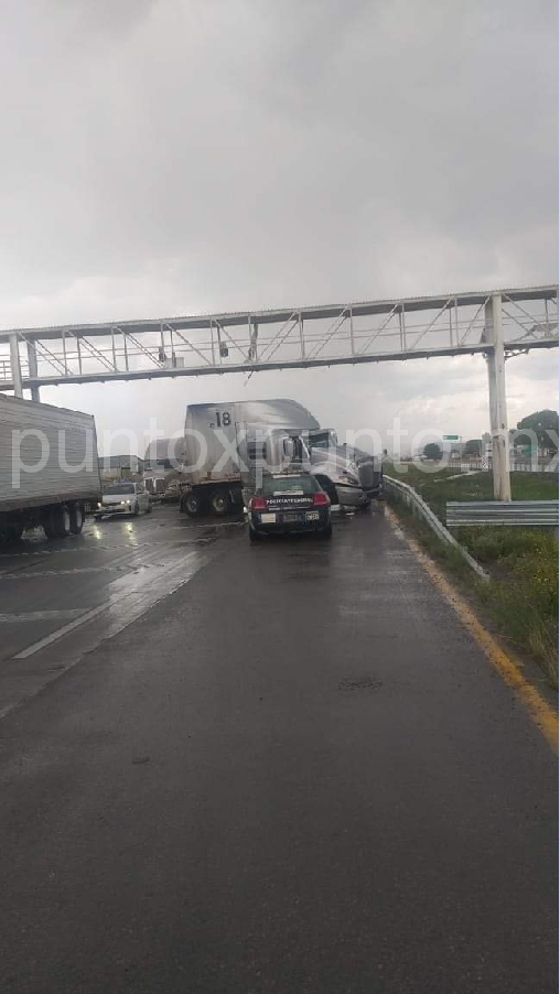 CHOQUE EN GALEANA, PARTICIPA UN TRAILER EN EL ACCIDENTE.