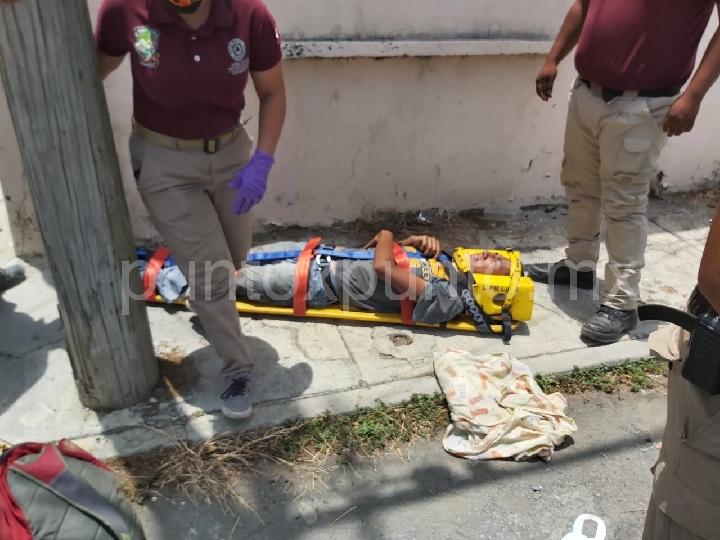 CHOQUE EN CRUCE DE CALLES EN MONTEMORELOS, MOTOCICLISTA RESULTA LESIONADO.