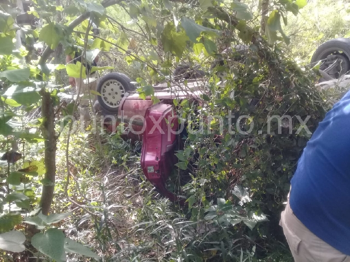 AUTOMOVIL CAE AL RIO DE CAMACHITO EN LINARES 2 HERIDOS.