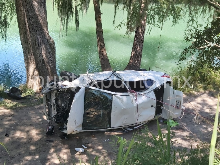 MUEREN DOS JÓVENES EN VOLCADURA EN MONTEMORELOS.