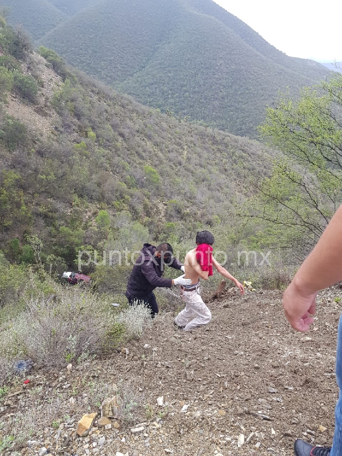 CAE CAMIONETA DE DR. ARROYO A VOLADERO DE MAS DE 30 METROS EN ITURBIDE.