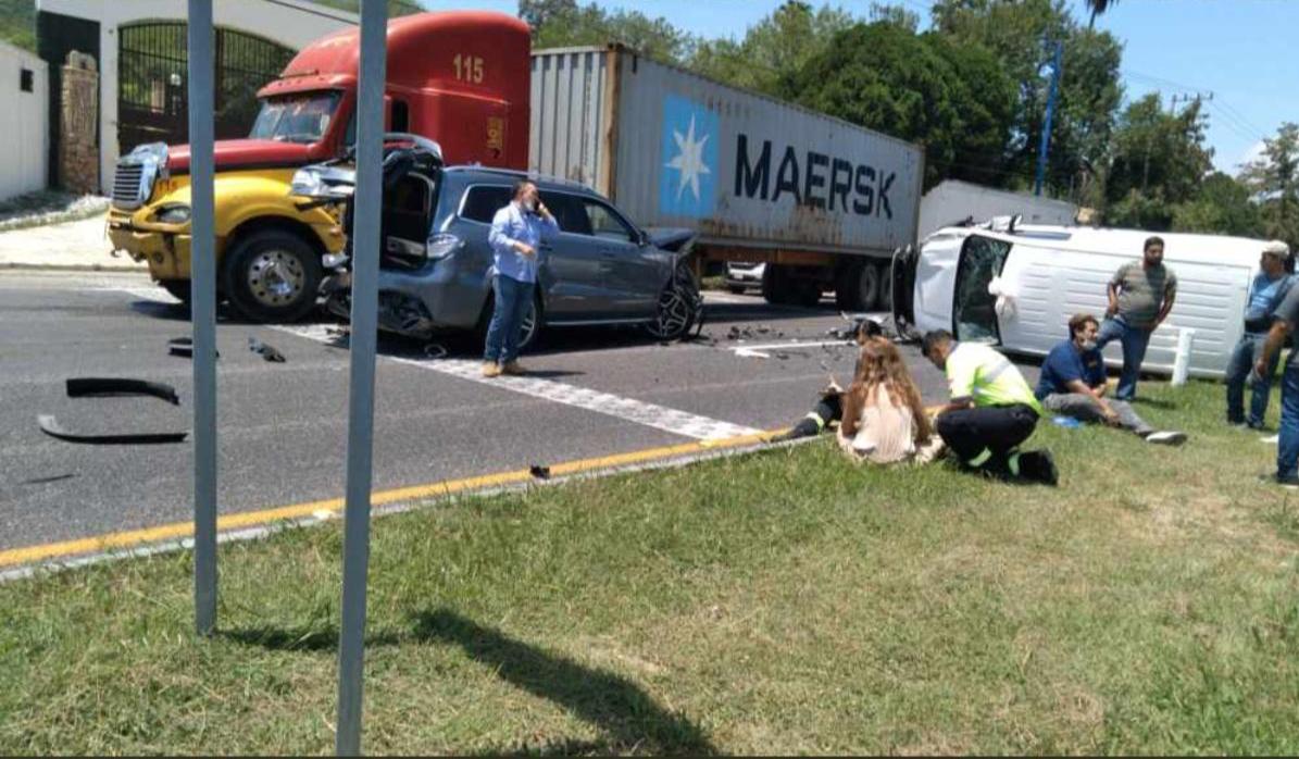 ACCIDENTE VIAL DONDE PARTICIPAN TRES VEHICULOS EN EL URO