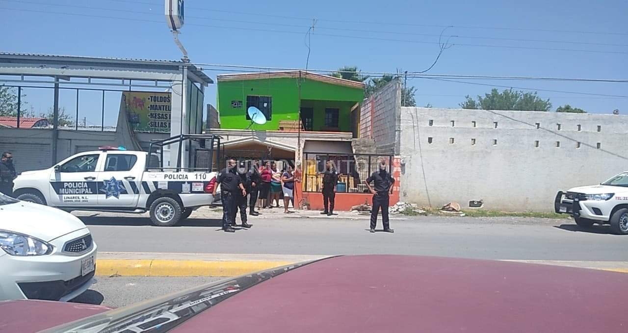 DOS ELEMENTOS DE TRANSITO DE LINARES. LESIONADOS, LUEGO DE SER AGREDIDOS A PIEDRAS Y PUÑOS. CUANDO TRATABAN DE INFRACCIONAR A UN JOVEN QUE NO LLEVABA EL CASCO.