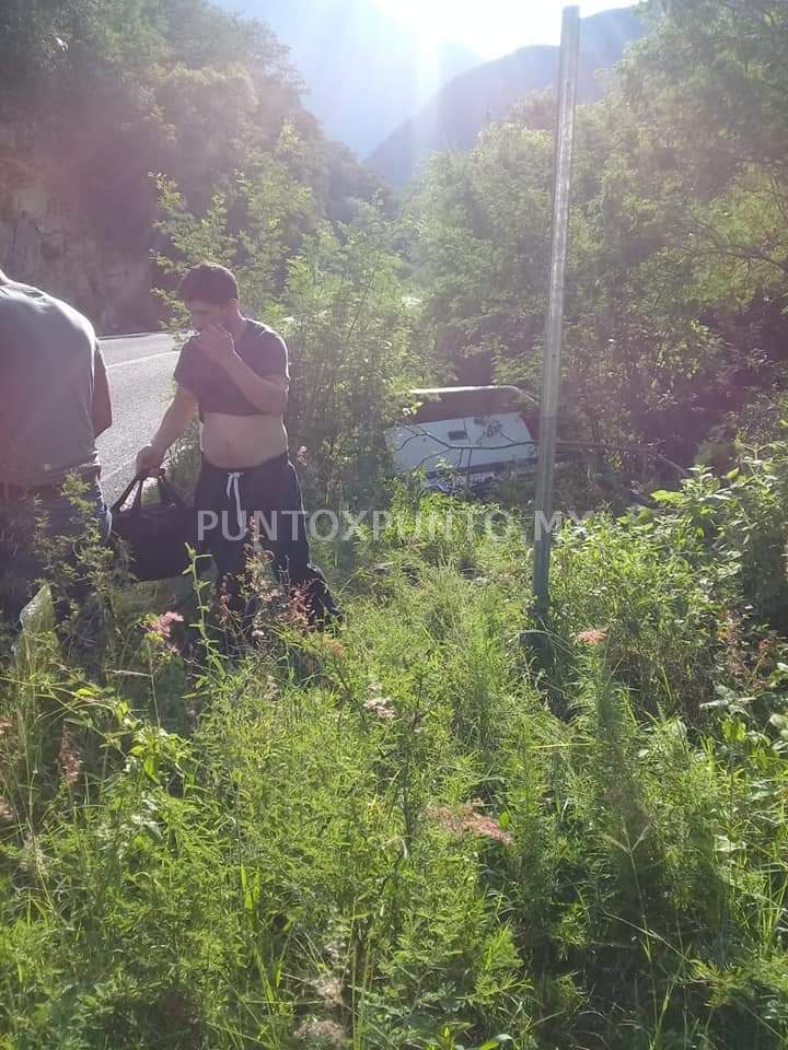 SE DIRIGIAN A PLAYA MIRAMAR, CAMIONETA CAE A VOLADERO EN LINARES, REPORTAN 11 HERIDOS.