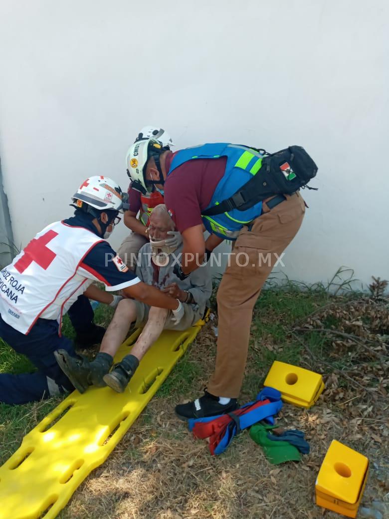 INTENTA CRUZAR LA CARRETERA, ES ATROPELLADO, LO AUXILIA CRUZ ROJA Y PROTECCION CIVIL A UN HOMBRE EN MONTEMORELOS.