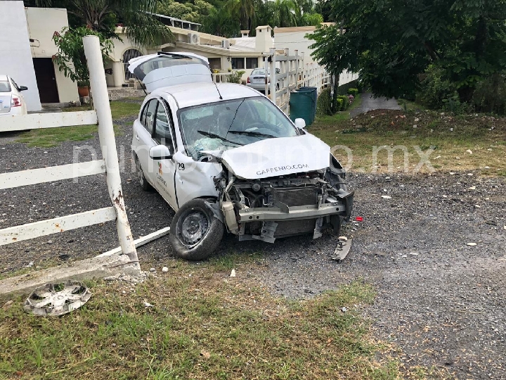 DERRAPA EN CARRETERA NACIONAL, CONDUCTOR RESULTA ILESO.