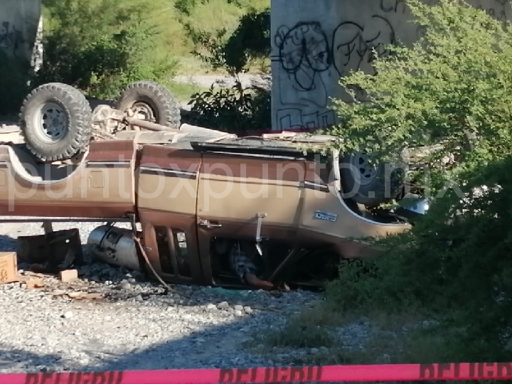 CAE DE PUENTE Y MUERE PRENSADO POR CAMIONETA EN LINARES, ACOMPAÑANTE RESULTA LESIONADO.