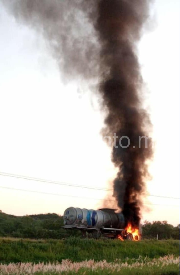 SE INCENDIA TRAILER EN CADEREYTA, SE MOVILIZA PROTECCION CIVIL Y BOMBEROS PARA CONTROLAR EL FUEGO.