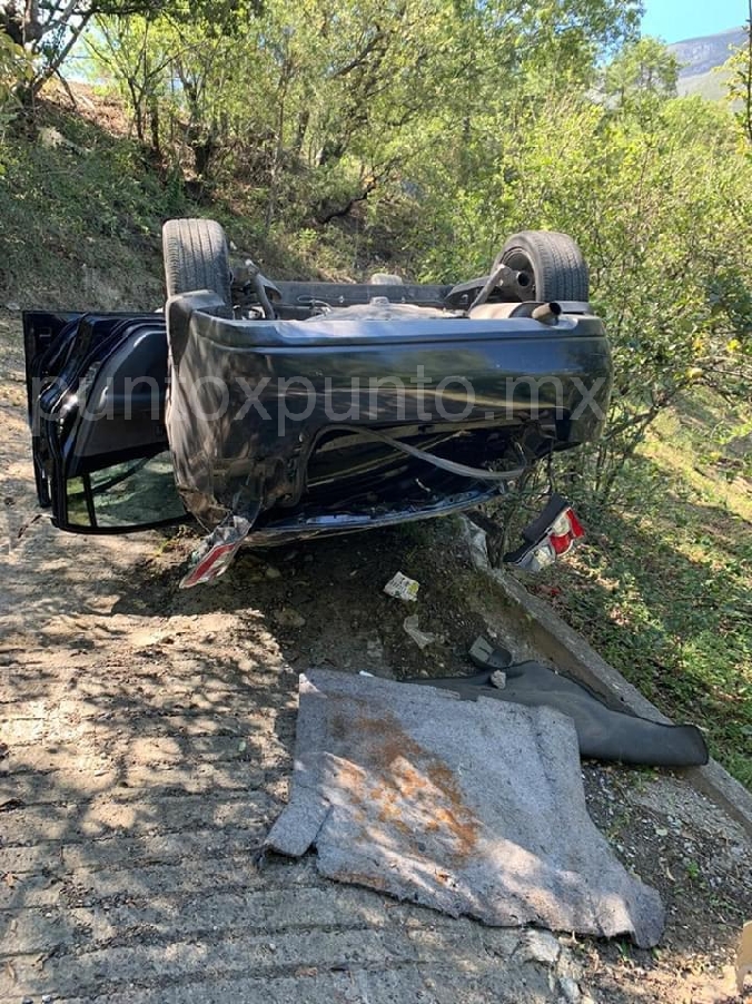 CONDUCTOR DORMITA AL VOLANTE Y VUELCA EN SANTIAGO, RESULTA LESIONADO.