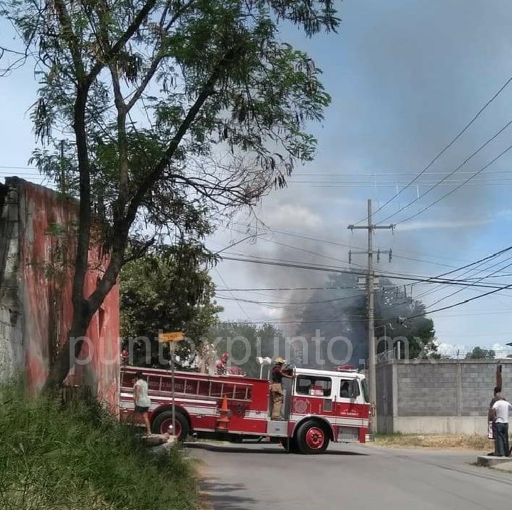 INCENDIO DE PASTIZAL MOVILIZO A PROTECCION CIVIL Y BOMBEROS DE NL.