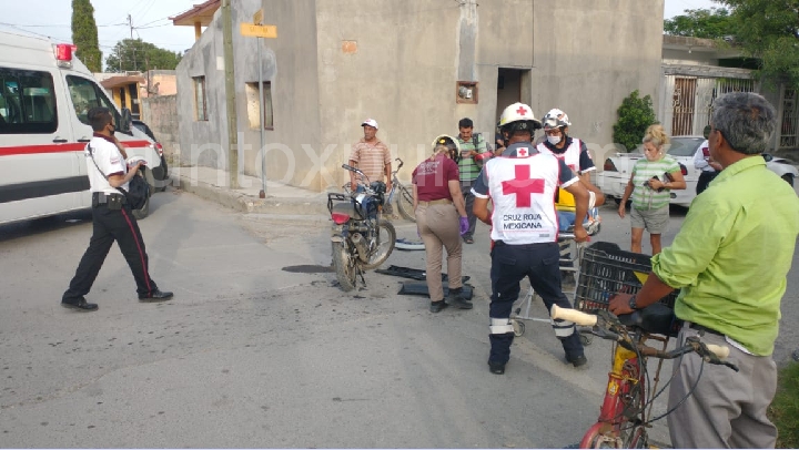 ACCIDENTE VIAL EN MONTEMORELOS, CONDUCTOR DE MOTOCICLETA RESULTA LESIONADO, LO AUXILIA PROTECCION CIVIL Y CRUZ ROJA.