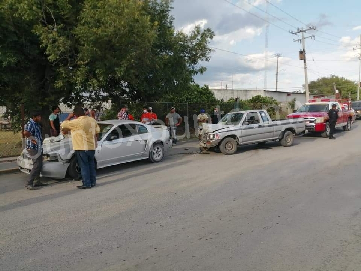 UN MENOR HERIDO EN CHOQUE DE CAMIONETA Y AUTO EN LINARES.