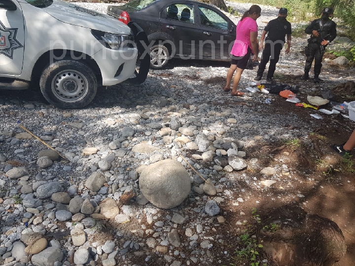 SORPRENDE LA POLICIA HABITANTES DE MONTERREY Y REGRESAN PARA QUE LEVANTEN SUS DESECHOS DE BASURA QUE DEJARON EN RIO RAMOS, APARTE DE APLICARLES UNA MULTA.