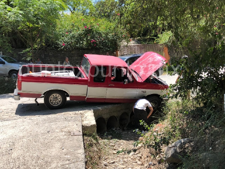 CAMIONETA QUEDA ENBANCADA EN PUENTE EN ALLENDE.