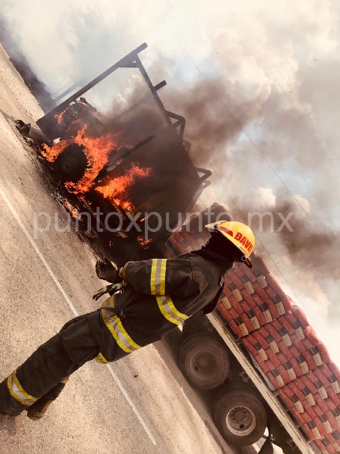 INCENDIO EN CAMION QUE TRANSPORTABA CEMENTO EN AVENIDA DE MONTEMORELOS.