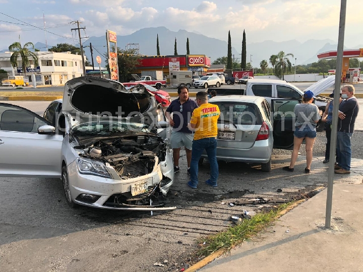 CHOQUE EN ALLENDE, PARTICIPAN TRES VEHICULOS, REPORTAN SOLO DAÑOS.