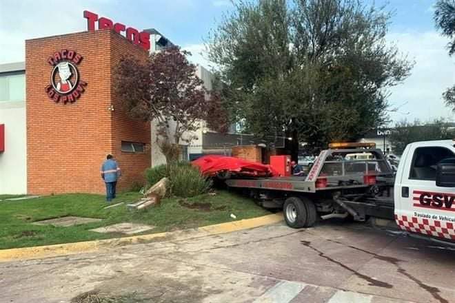 LE CHOCAN EL AUTO FERRARI AL CANTANTE. CHRISTIAN NODAL.