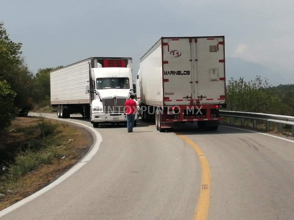 ACCIDENTE ENTRE DOS TRAILER EN LA CARRETERA LINARES GALEANA.