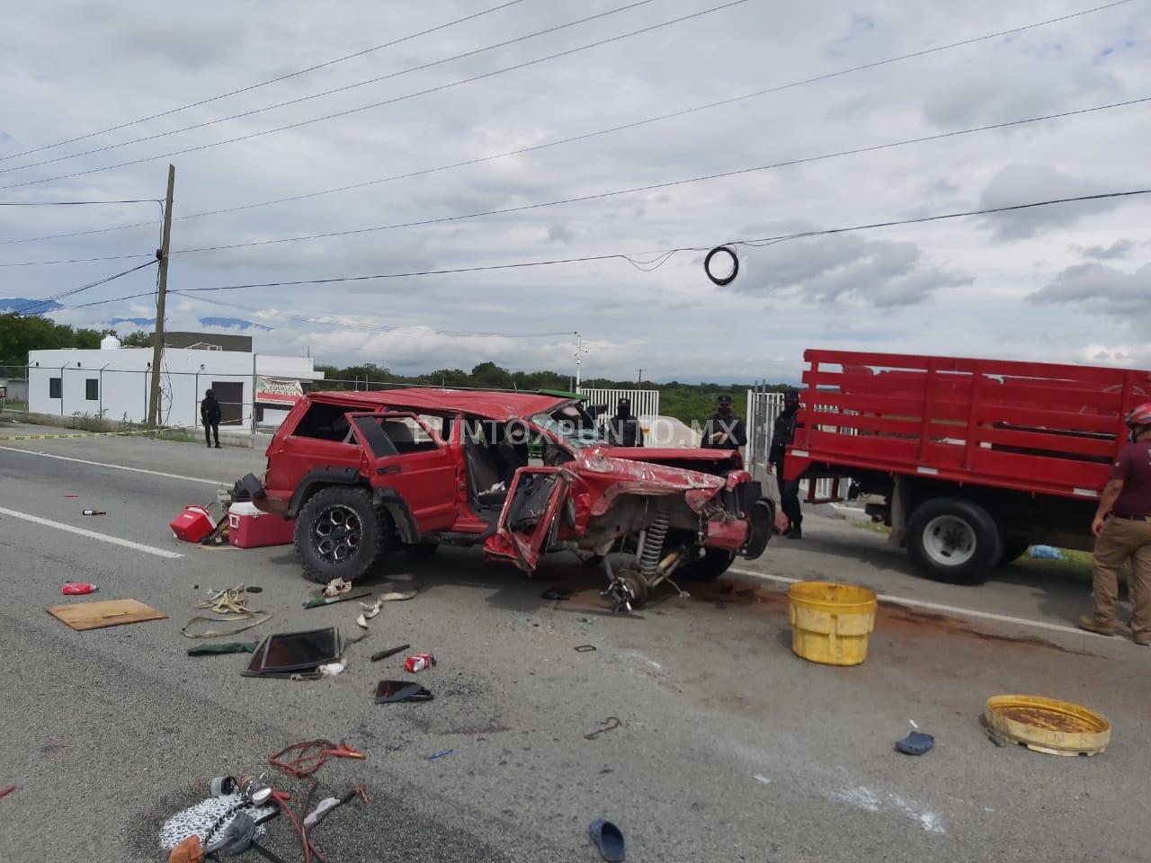 CUATRO LESIONADOS Y UN NIÑO DE 9 AÑOS MUERE EN ACCIDENTE VIAL EN CARRETERA MONTEMORELOS, TERAN.