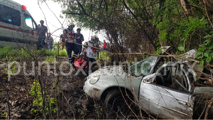 TRES HERIDOS Y ATRAPADOS EN VOLCADURA EN CARRETERA NACIONAL EN MMORELOS