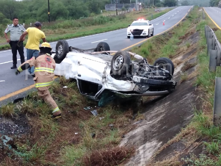 VOLCADURA EN CARRETERA NACIONAL EN LINARES, ATIENDE BOMBEROS DE NUEVO LEON