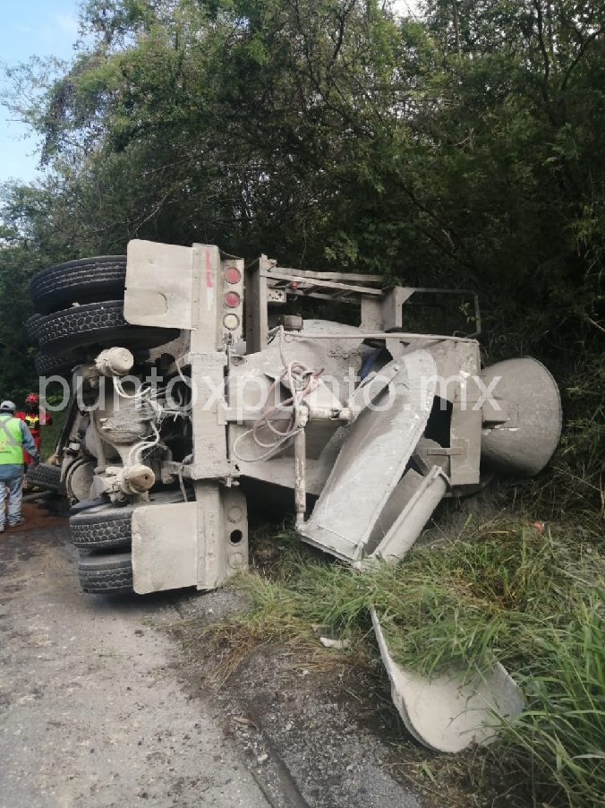 VUELCA TRAILER EN SANTIAGO, CONDUCTOR RESULTA ILESO.