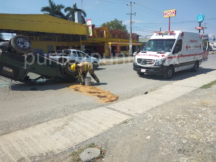 VUELCA VEHICULO EN LINARES, ATIENDE BOMBEROS DE N.L. Y CRUZ ROJA.