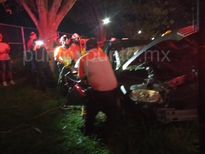 5 PERSONAS DE LINARES, RESULTARON LESIONADAS, AL CHOCAR VEHICULO CON UN ARBOL.