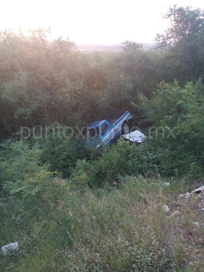 CAMIONETA CAE EN BARRANCO, REPORTAN UN LESIONADO, EN ALLENDE.