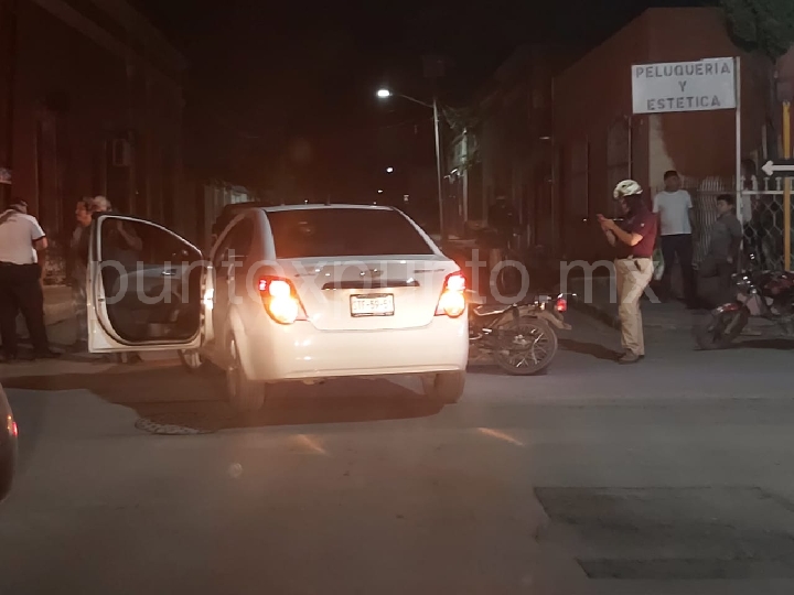 CHOQUE EN CRUCE DE CALLES EN MONTEMORELOS, CONDUCTOR DE MOTOCICLETA RESULTA LESIONADO.